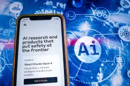 Ilustración de Anthropic, una empresa estadounidense dedicada a la inteligencia artificial, el 1 de agosto de 2025. Michal Prywata advierte que los datos fabricados por la inteligencia artificial que se publican pueden entrenar nuevos modelos, creando un círculo vicioso de desinformación. (Riccardo Milani/Hans Lucas/AFP a través de Getty Images)