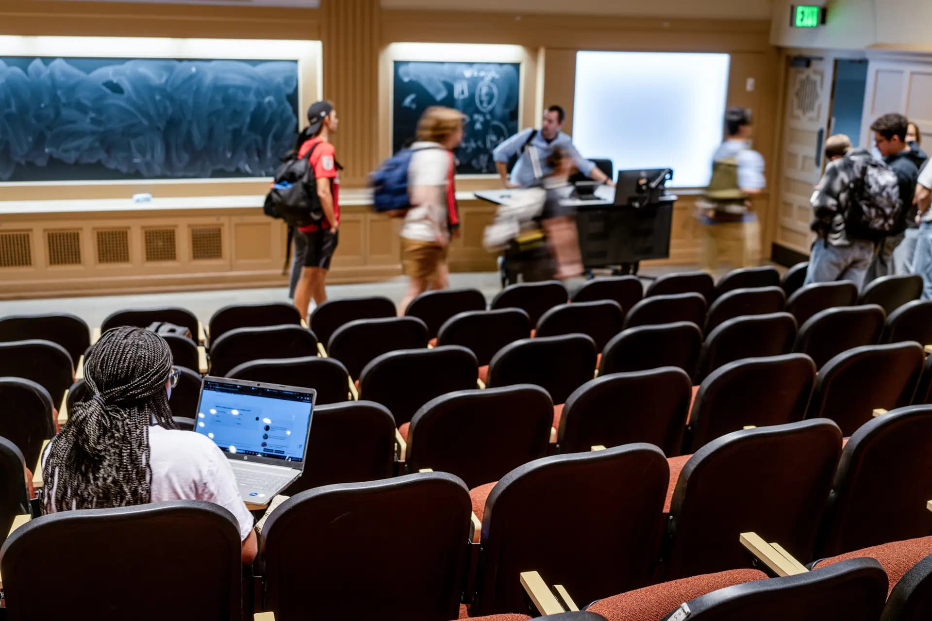 Un estudiante sentado en un aula al finalizar una clase en la Universidad de Texas en Austin, el 22 de febrero de 2024. El énfasis en el volumen de publicaciones en el ámbito académico se ha vinculado durante mucho tiempo a la seguridad laboral y la financiación, pero Michal Prywata dice que el sistema de incentivos debe cambiar y que los investigadores y las instituciones deben asumir la responsabilidad financiera por los trabajos falsificados. (Brandon Bell/Getty Images).
