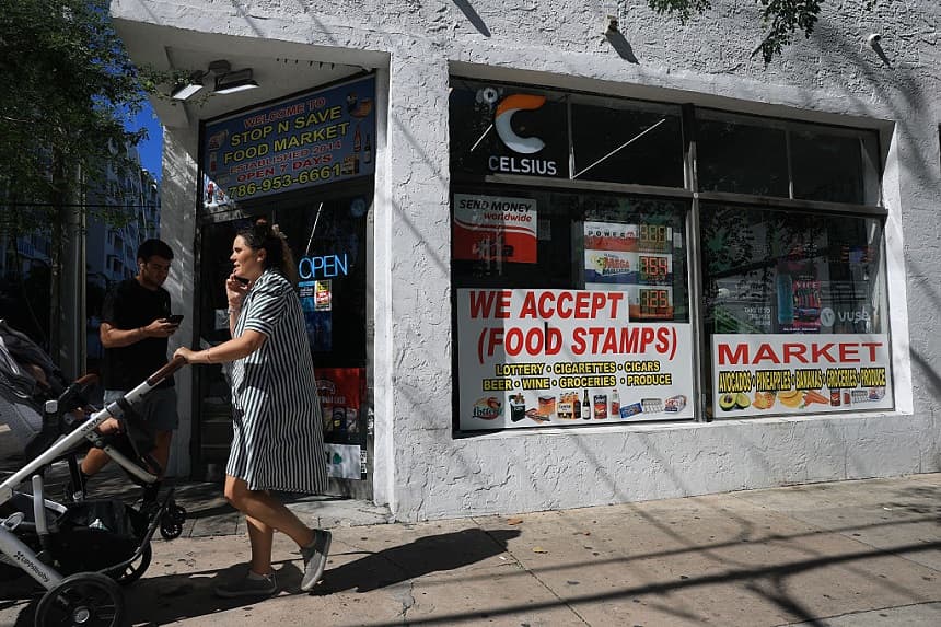 Un letrero con el mensaje "Aceptamos cupones de alimentos" cuelga en el escaparate de una tienda de comestibles el 31 de octubre de 2025 en Miami, Florida. (Joe Raedle/Getty Images)