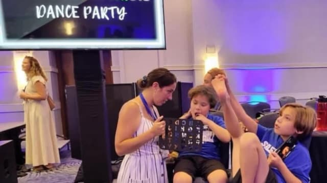 Las personas con autismo que no hablan encuentran su voz y su libertad gracias a los teclados y los tableros de letras