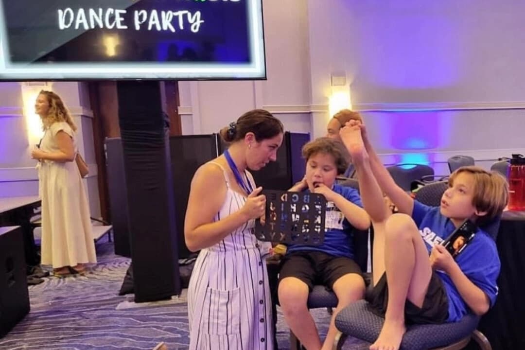 Los niños con autismo no verbal que acuden a la clínica See Me Speak en Nueva Jersey aprenden a comunicarse mediante la ortografía. (Cortesía de See Me Speak).