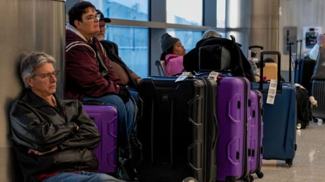 Trump da advertencia a controladores aéreos tras retraso o cancelación de miles de vuelos en EE. UU.