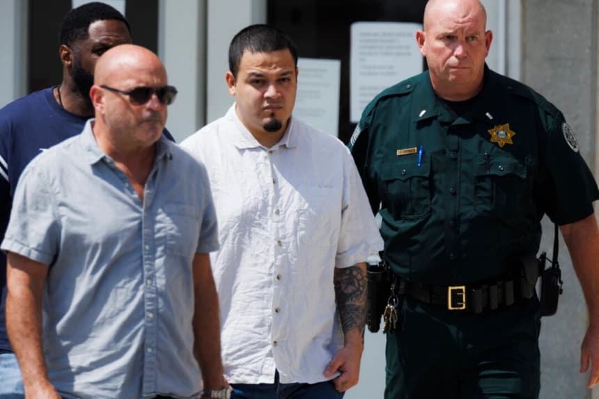 Kilmar Abrego García (centro) sale de la cárcel del condado de Putnam en Cookeville, Tennessee, el 22 de agosto de 2025. (Brett Carlsen/AP)