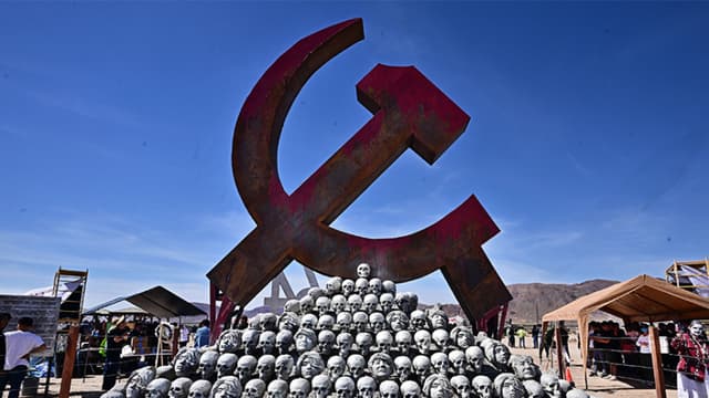La escultura "Monumento a las víctimas del comunismo", del artista Chen Weiming, en el Liberty Sculpture Park, en la localidad de Yermo, en el desierto de Mojave, California. (FREDERIC J. BROWN/AFP vía Getty Images)
