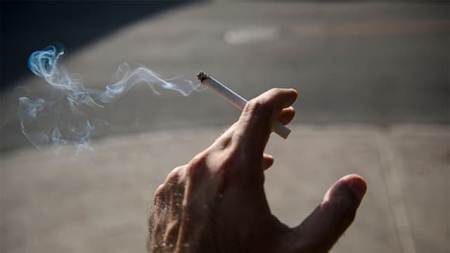 Esta ilustración fotográfica muestra a un hombre sosteniendo un cigarrillo el 1 de agosto de 2023 en Montreal, Canadá. (ANDREJ IVANOV/AFP a través de Getty Images)
