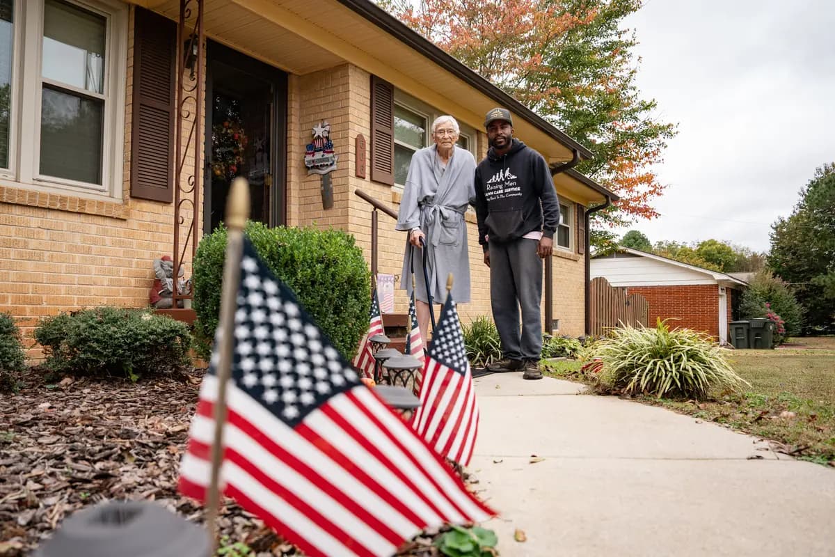 Rodney Smith Jr. (derecha) junto al veterano James Smith, de 90 años, después de cortar el césped de su jardín en Madison, Alabama, el 28 de octubre de 2025. (Samira Bouaou/The Epoch Times).