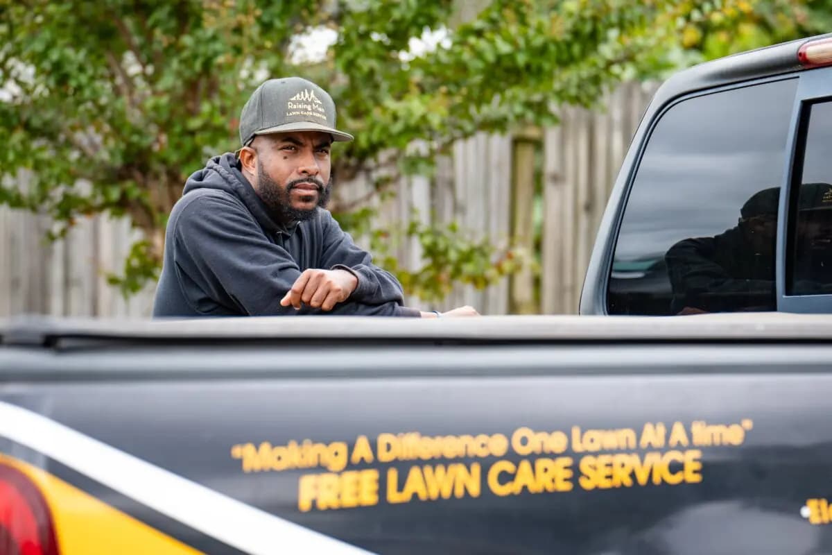 Rodney Smith Jr., fundador de Raising Men Lawn Care Service, delante de su camioneta en Madison, Alabama, el 28 de octubre de 2025. (Samira Bouaou/The Epoch Times).