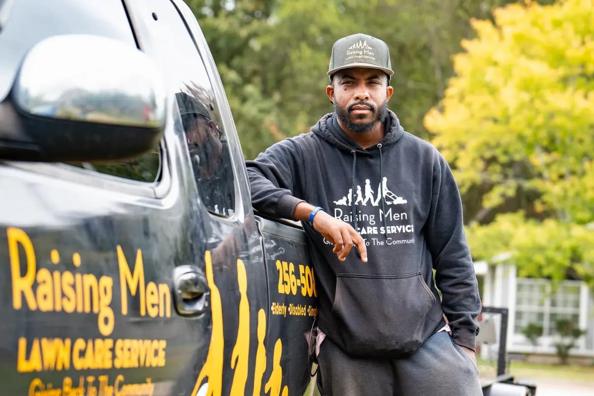 Rodney Smith Jr., fundador de Raising Men Lawn Care Service, delante de su camioneta en Madison, Alabama, el 28 de octubre de 2025. (Samira Bouaou/The Epoch Times).