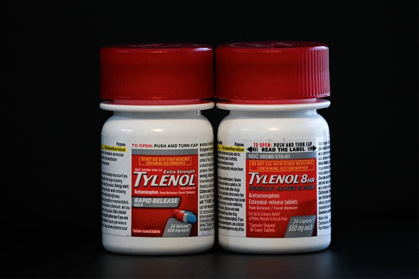 En esta ilustración fotográfica, se muestran envases de Tylenol en Houston, Texas, el 23 de septiembre de 2025. (RONALDO SCHEMIDT/AFP a través de Getty Images)
