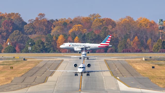 Cientos de vuelos más fueron cancelados en EE. UU. después de que la FAA redujera los viajes aéreos al 6 %
