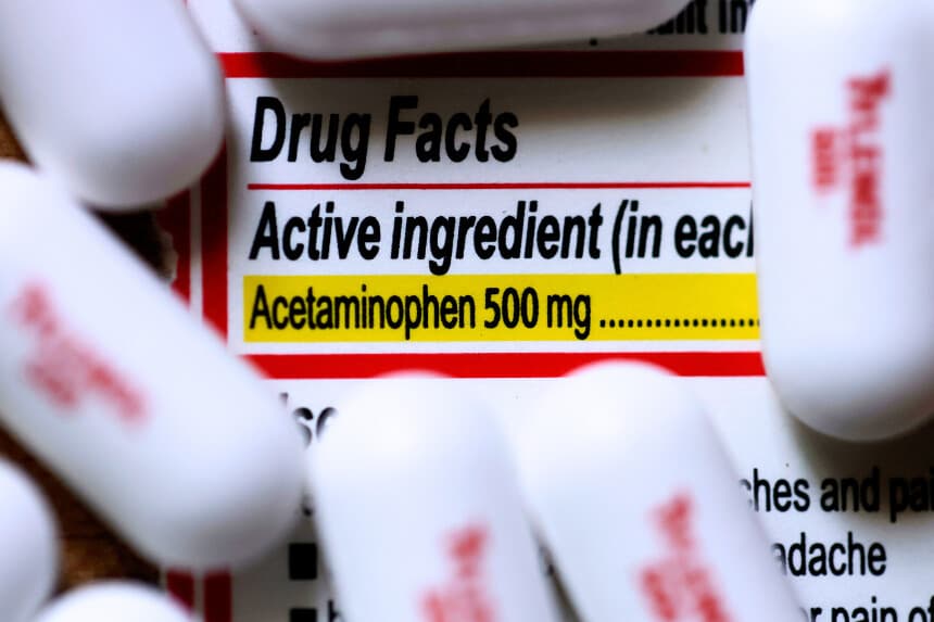 En esta ilustración fotográfica, el acetaminofén, el ingrediente activo del Tylenol, aparece en un envase de Tylenol el 23 de septiembre de 2025 en San Anselmo, California. (Ilustración fotográfica de Justin Sullivan/Getty Images)