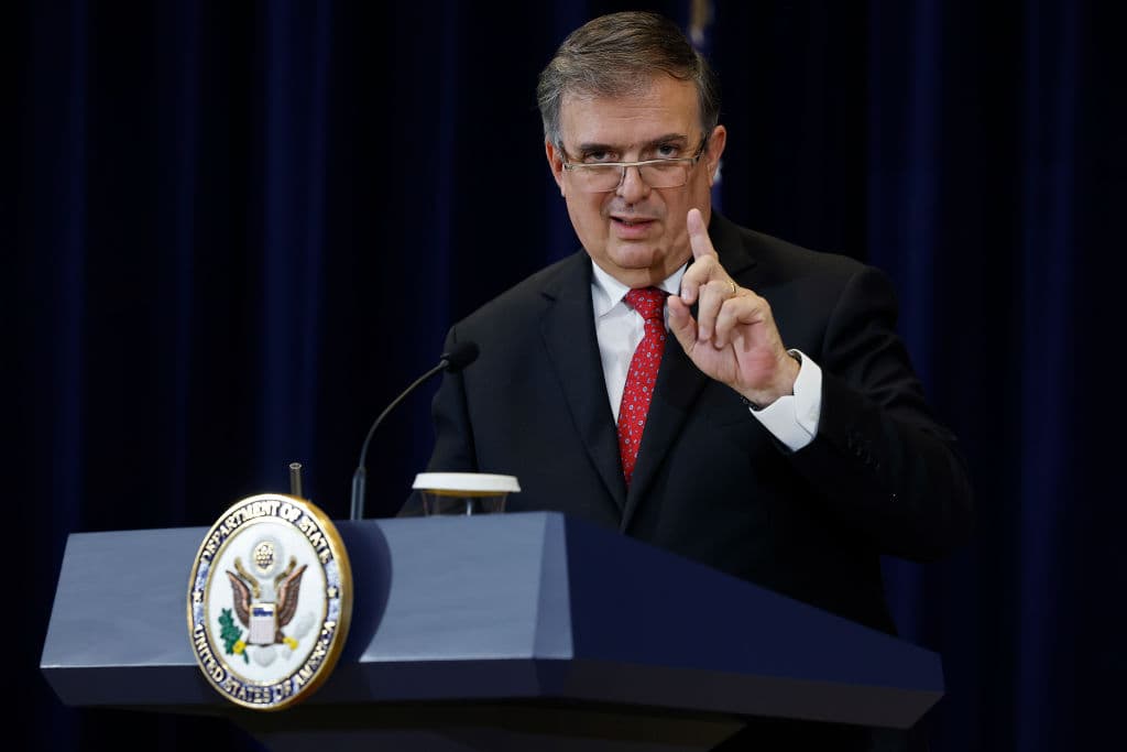 El secretario de Relaciones Exteriores de México, Marcelo Ebrard, responde a la pregunta de un periodista durante una conferencia de prensa con sus homólogos estadounidenses en el Departamento de Estado el 13 de octubre de 2022 en Washington, DC. (Foto de Chip Somodevilla/Getty Images)