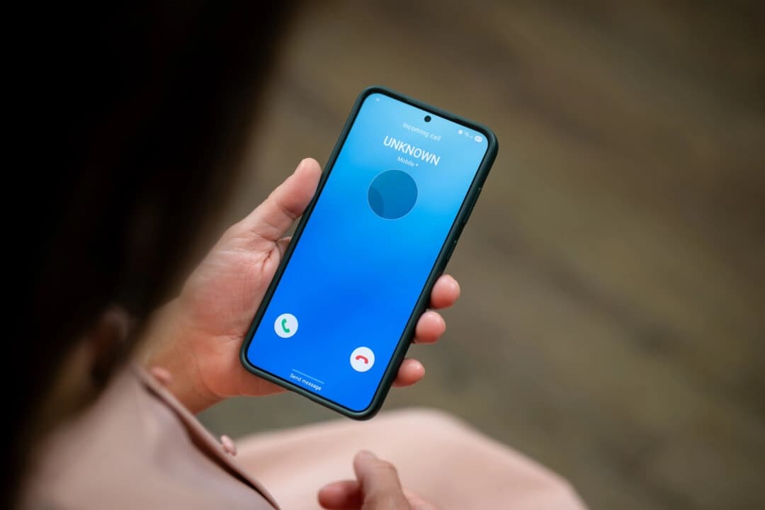Un teléfono muestra un identificador de llamadas desconocido, en esta ilustración fotográfica. (Oleksii Pydsosonnii/The Epoch Times).