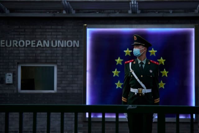 La UE debería imponer aranceles a China para romper su dependencia de tierras raras