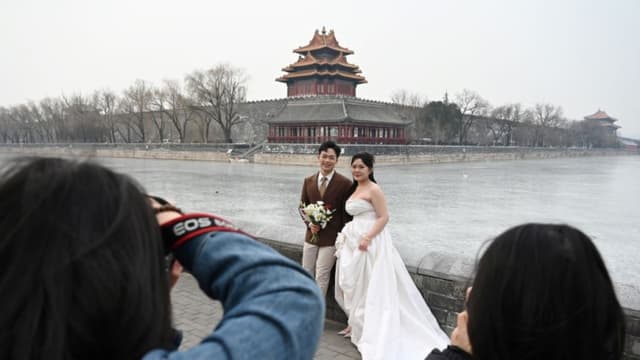 China ofrece incentivos para casarse ante la disminución continua de bodas