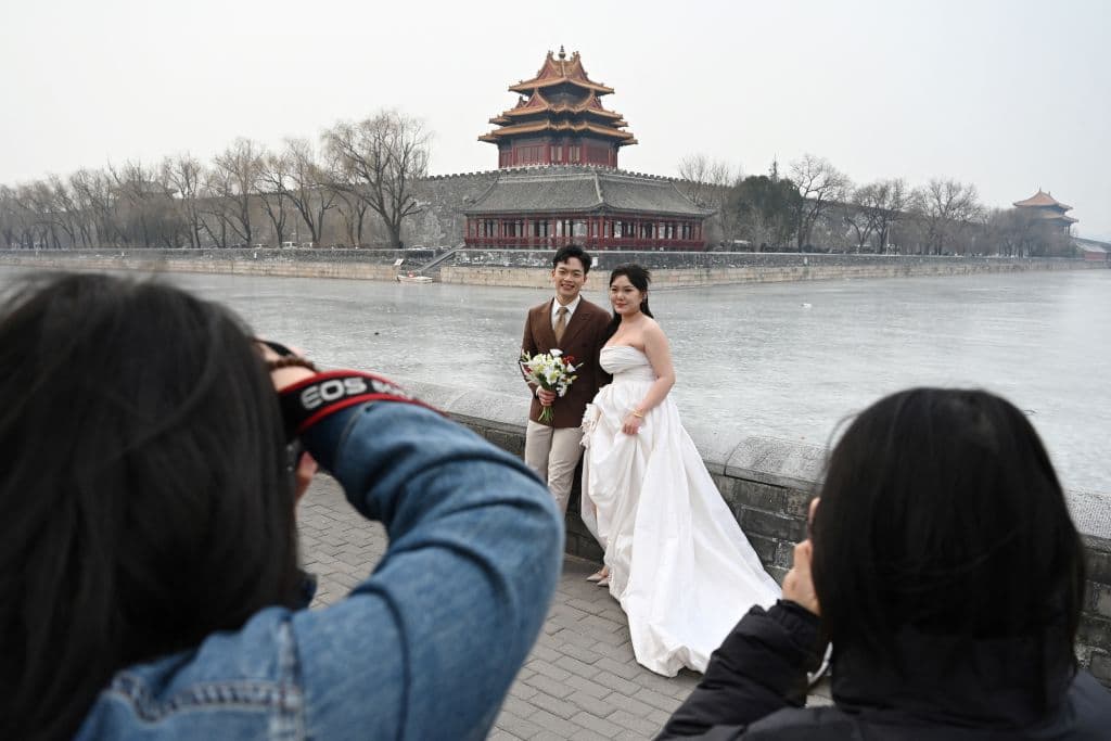 China ofrece incentivos para casarse ante la disminución continua de bodas