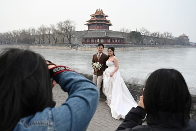 China ofrece incentivos para casarse ante la disminución continua de bodas
