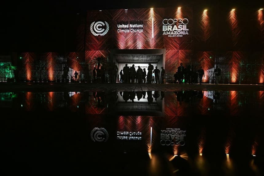 Esta imagen muestra la entrada principal del edificio de la Conferencia de las Naciones Unidas sobre el Cambio Climático COP30, en Belém, estado de Pará, Brasil, el 7 de noviembre de 2025. (Mauro Pimentel/AFP vía Getty Images)