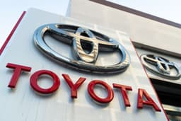 Un cartel expuesto fuera de un concesionario de Toyota Motor Corp. el 30 de enero de 2024 en Tokio, Japón. (Foto de Tomohiro Ohsumi/Getty Images)