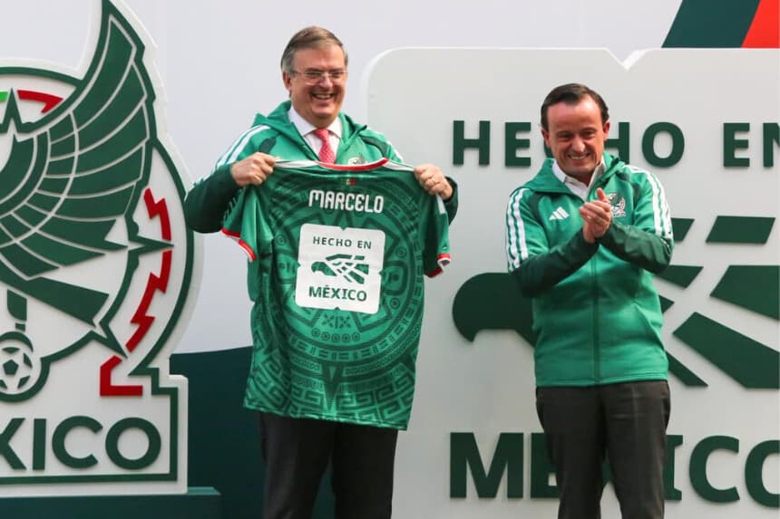 Secretario de Economía entrega distintivo "Hecho en México" a la Federación Mexicana de Fútbol