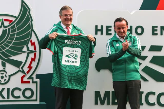 Secretario de Economía entrega distintivo "Hecho en México" a la Federación Mexicana de Fútbol