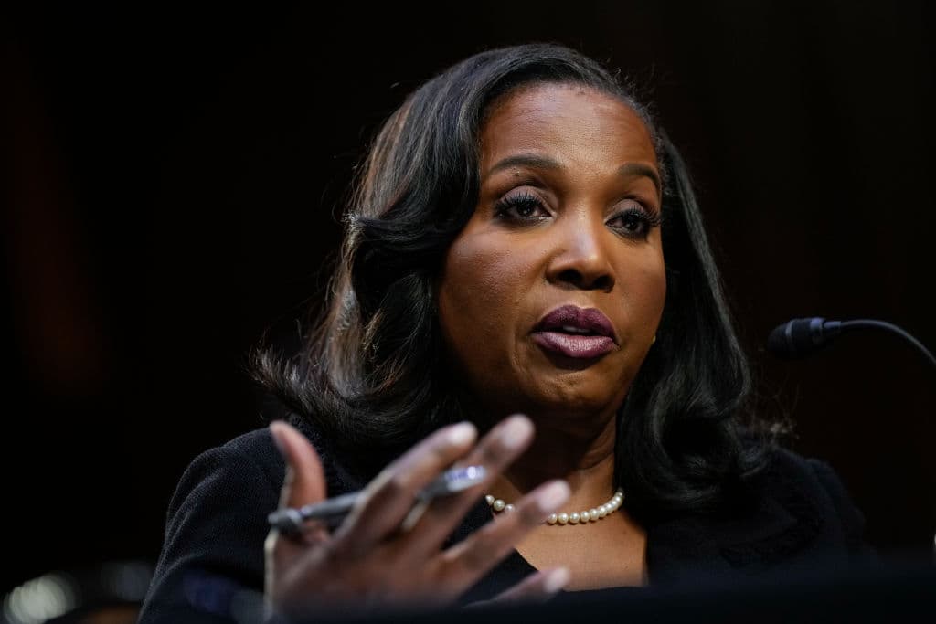 Lisa DeNell Cook, testifica durante una audiencia de nominaciones bancarias del Senado el 21 de junio de 2023 en Washington, DC. (Foto de Drew Angerer/Getty Images)