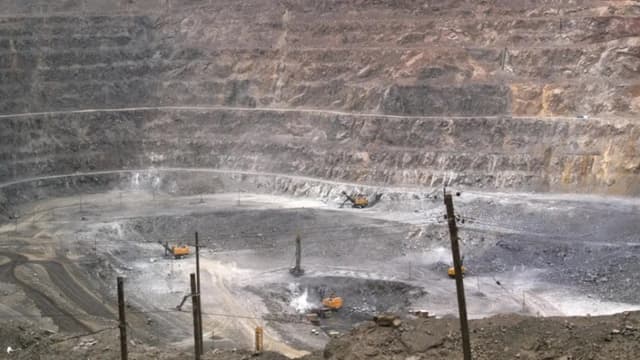 En esta foto de archivo del 6 de julio de 2010, trabajadores utilizan maquinaria para excavar en una mina de tierras raras en el distrito minero de Baiyunebo, en Baotou, en la Región Autónoma de Mongolia Interior de China. (Foto de AP, archivo)