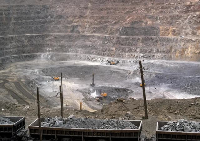 El PCCh manipula precios mundiales de los minerales según un informe bipartidista del Congreso