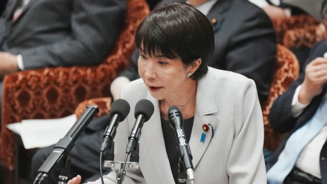 La primera ministra de Japón, Sanae Takaichi, responde a preguntas durante una sesión del Comité de Presupuesto de la Cámara de Representantes en la Dieta Nacional en Tokio el 10 de noviembre de 2025. (KAZUHIRO NOGI/AFP vía Getty Images)