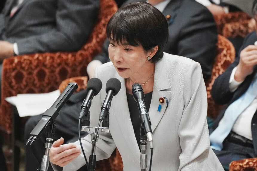 La primera ministra de Japón, Sanae Takaichi, responde a preguntas durante una sesión del Comité de Presupuesto de la Cámara de Representantes en la Dieta Nacional en Tokio el 10 de noviembre de 2025. (KAZUHIRO NOGI/AFP vía Getty Images)