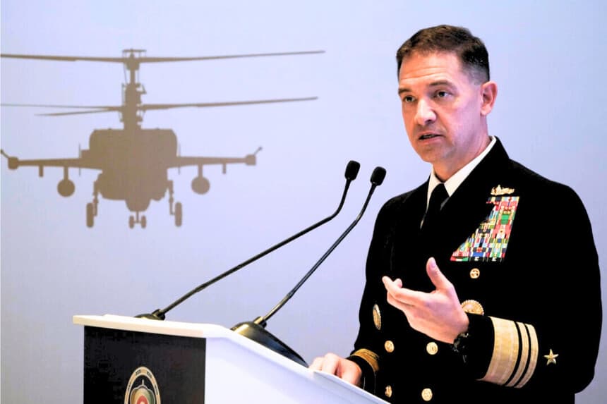 El vicealmirante de la Armada estadounidense Brad Cooper, jefe de la Quinta Flota con base en Baréin, interviene en un evento de la Exposición y Conferencia Internacional de Defensa en Abu Dabi, Emiratos Árabes Unidos, el 21 de febrero de 2023. (Foto: Jon Gambrell/AP)