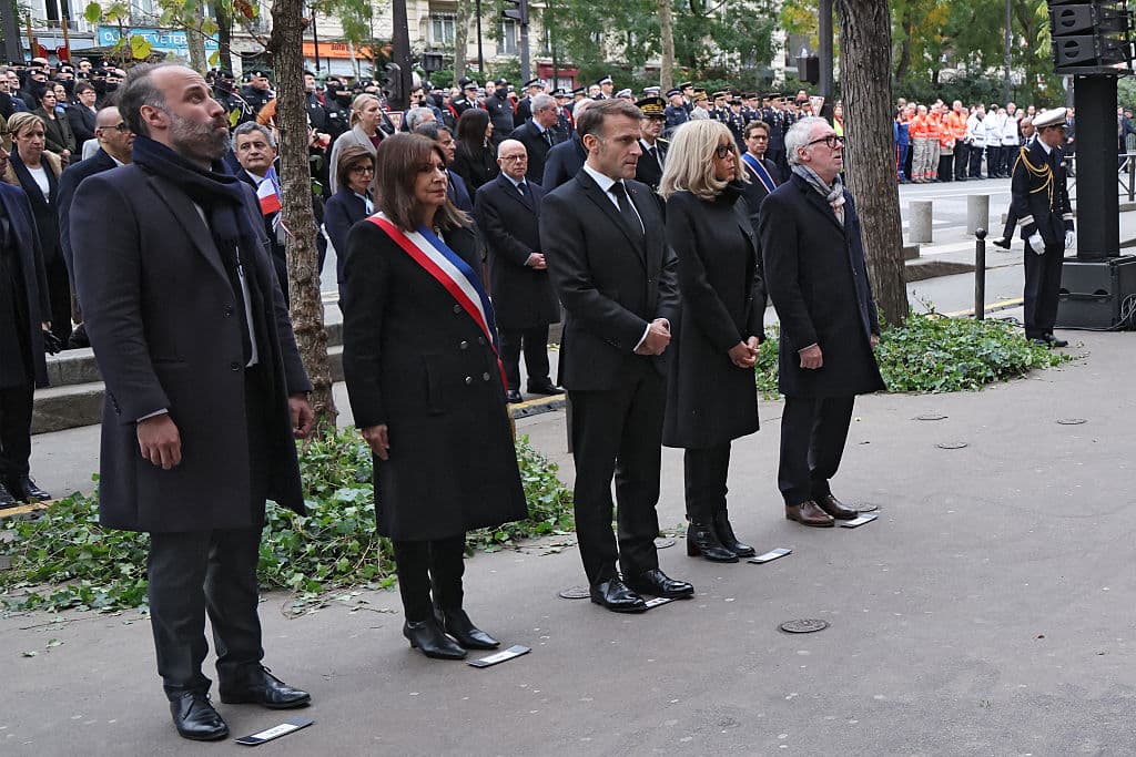 El presidente de la asociación de víctimas Life for Paris, Arthur Denouveaux, la alcaldesa de París, Anne Hidalgo, el presidente de Francia, Emmanuel Macron, y su esposa, Brigitte Macron, rinden homenaje a las víctimas frente a la sala de conciertos Bataclan en París el 13 de noviembre de 2025. (Foto de Ludovic MARIN / POOL / AFP) (Foto de LUDOVIC MARIN/POOL/AFP a través de Getty Images)