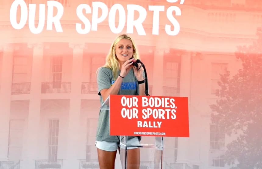 Riley Gaines, exnadadora de la Universidad de Kentucky que empató en quinto lugar con un hombre que se identifica como mujer en el Campeonato de la NCAA en marzo de 2022, habla en Washington, el 23 de junio de 2022. (Terri Wu/The Epoch Times)