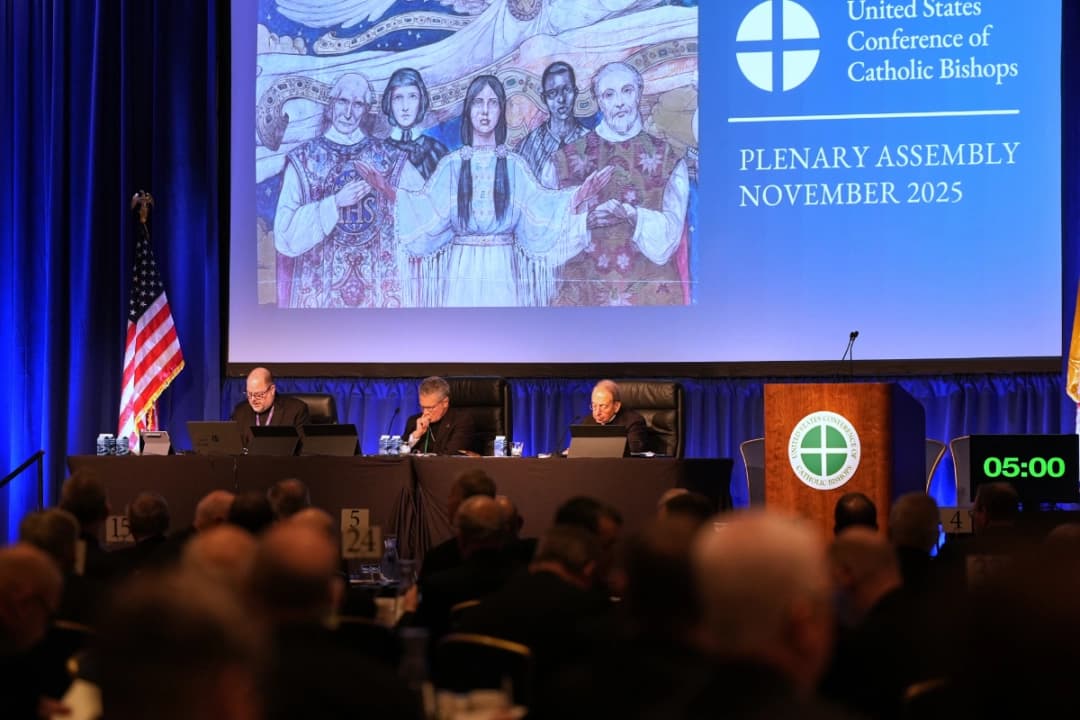 (Izq.-Dcha.) El reverendo Michael JK Fuller, el arzobispo Timothy Broglio y el arzobispo William Lori de Baltimore presiden la asamblea plenaria de la Conferencia de Obispos Católicos de Estados Unidos en Baltimore, el 11 de noviembre de 2025. (Stephanie Scarbrough/AP)