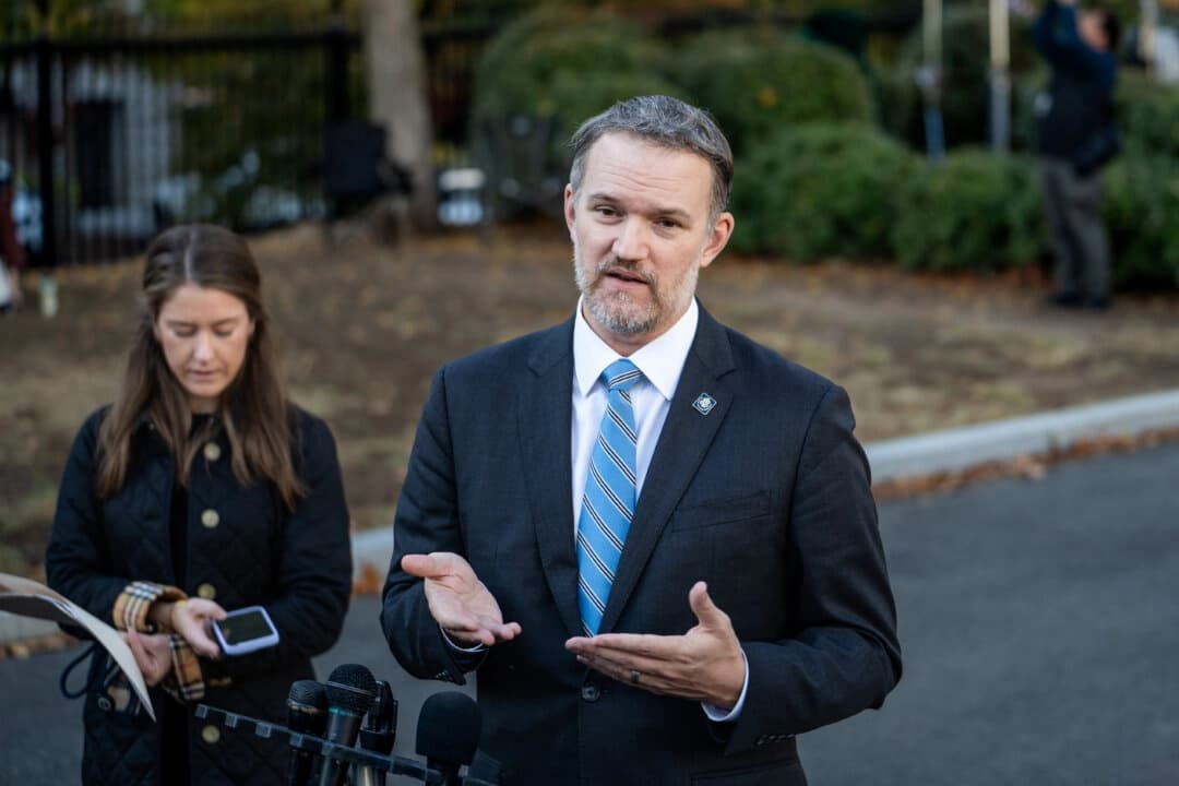 El representante comercial de Estados Unidos, Jamieson Greer, habla con periodistas en la Casa Blanca el 30 de octubre de 2025. (Madalina Kilroy/The Epoch Times)