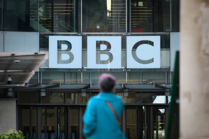 El logotipo de la BBC se ve en la sede de la BBC Broadcasting House el 17 de enero de 2022 en Londres, Inglaterra. (Foto de Leon Neal/Getty Images)
