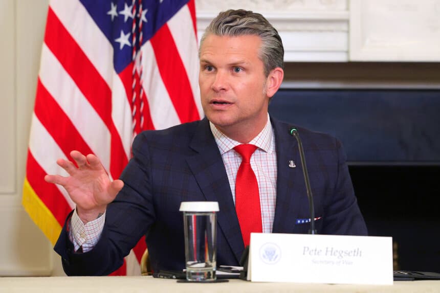 El secretario de Guerra de Estados Unidos, Pete Hegseth, pronuncia unas palabras mientras el presidente Donald Trump hace un anuncio sobre su Grupo de Trabajo de Seguridad Nacional en el Comedor de Estado de la Casa Blanca el 23 de octubre de 2025 en Washington, D.C. (Foto de Alex Wong/Getty Images)