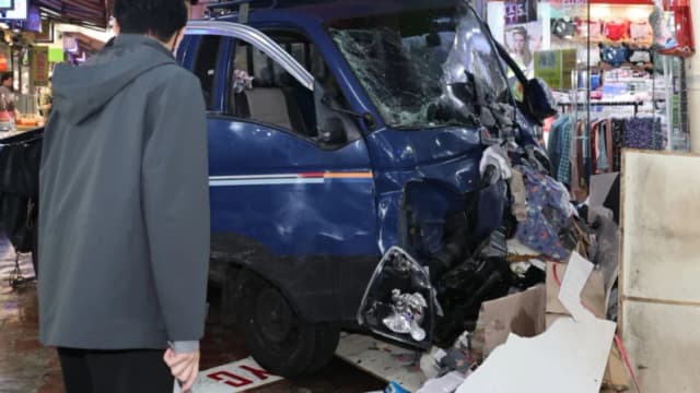 Un camión se estrella en un mercado de Bucheon, Corea del Sur, el 13 de noviembre de 2025. (Lim Soon-suck/Yonhap vía AP)