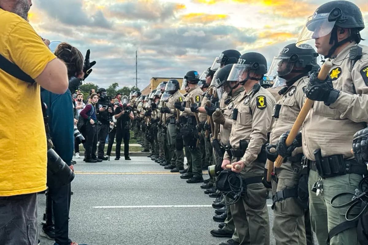 La policía estatal de Illinois monta guardia mientras la gente protesta frente al centro de detención del ICE de Broadview, Illinois, el 11 de octubre de 2025. (Cortesía de NTD)