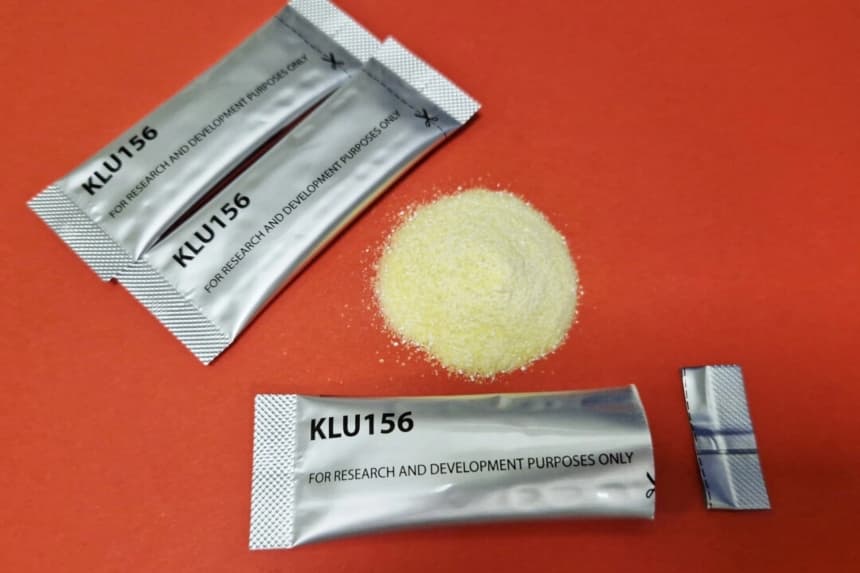 Esta imagen de octubre de 2024, proporcionada por Novartis, muestra GanLum, un nuevo tratamiento contra la malaria, en una planta de fabricación en Eslovenia. (Novartis vía AP)