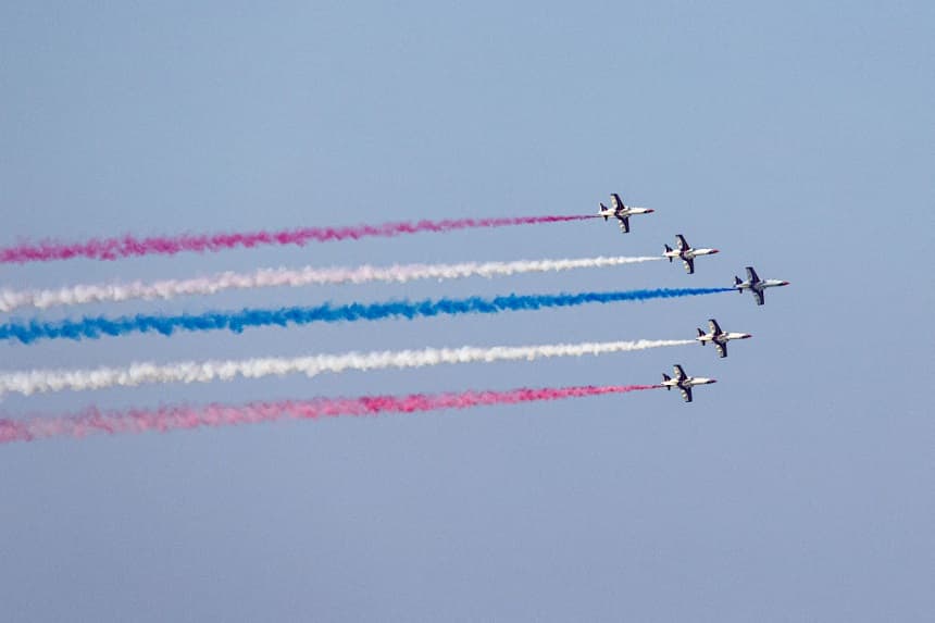 Cinco aviones de entrenamiento AT-3 Advanced Jet sobrevuelan la ciudad durante un ensayo previo a las celebraciones del Día Nacional de Taiwán el 29 de septiembre de 2022 en Taipéi, Taiwán. (Annabelle Chih/Getty Images)
