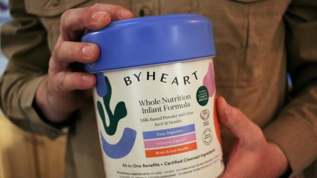 Stephen Dexter sostiene un envase de leche de fórmula para bebés ByHeart, que fue recientemente retirado del mercado por ByHeart, en Flagstaff, Arizona, el 12 de noviembre de 2025. (Cheyanne Mumphrey/AP Photo)
