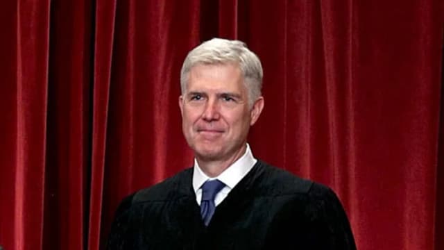 Juez de Corte Suprema de EE. UU. dice que la falta de educación cívica es el "mayor peligro"