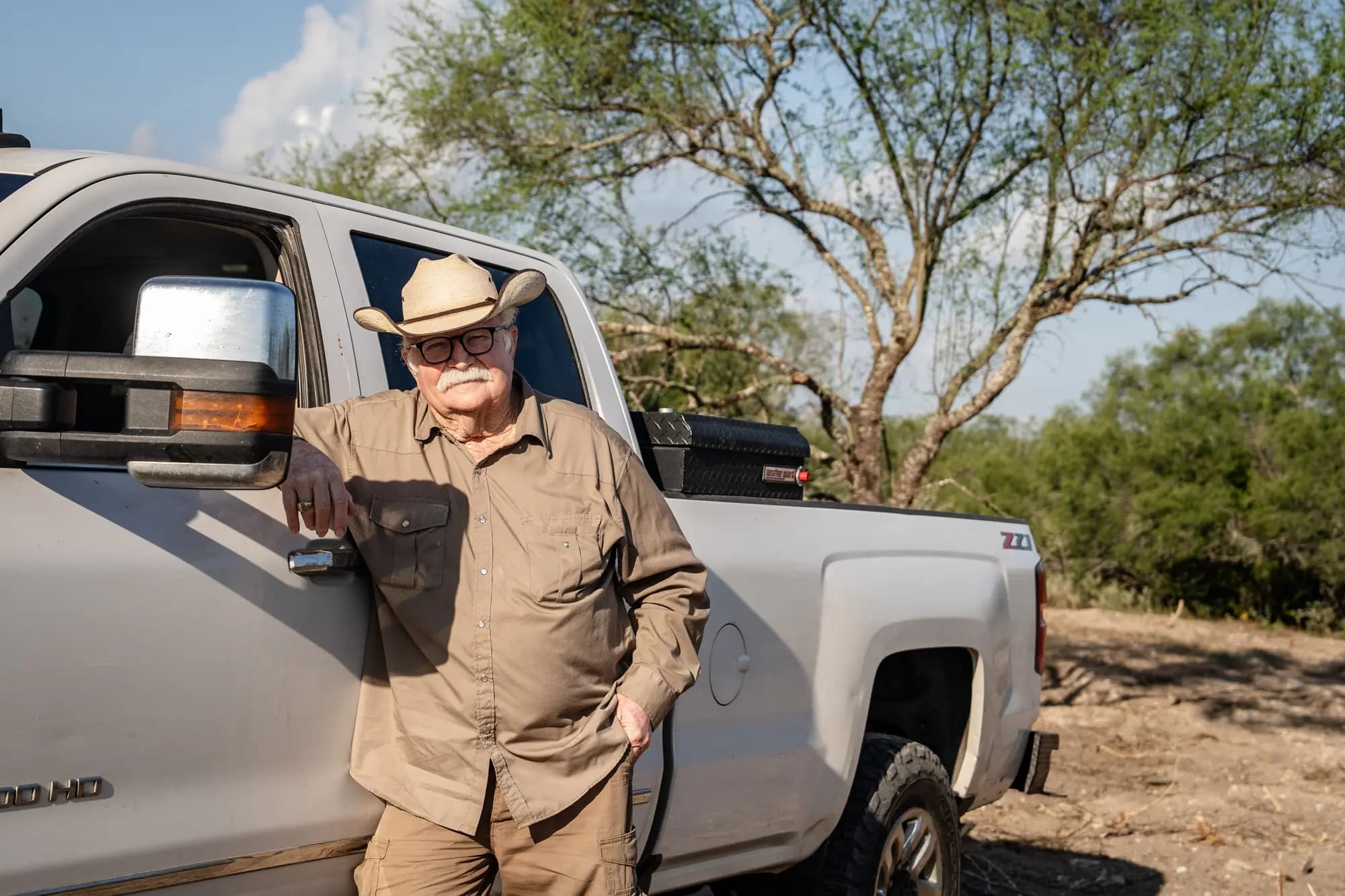 El veterinario y ganadero Michael Vickers en su rancho del condado de Brooks, Texas, el 10 de octubre de 2025. Vickers dijo que ranchos como el suyo están en el punto de mira del gusano barrenador del Nuevo Mundo, que devastó el ganado y la fauna silvestre de Texas en la década de 1970. Samira Bouaou/The Epoch Times