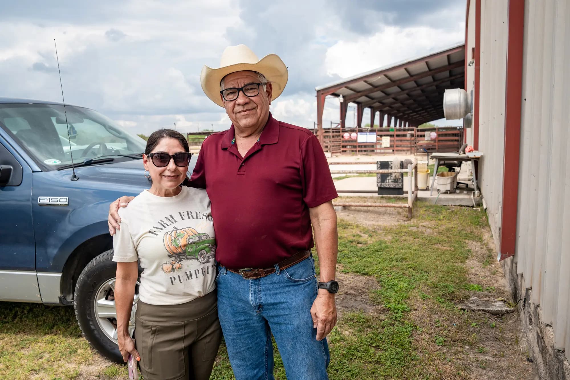 Leroy y Brenda Jackson en la subasta de ganado Triple G en Río Grande City, Texas, el 10 de octubre de 2025. LeRoy Jackson, de 63 años, tiene un pequeño rebaño de ganado en el rancho La Providencia, cerca de Río Grande City, Texas, que su familia compró en 1876. Samira Bouaou/The Epoch Times