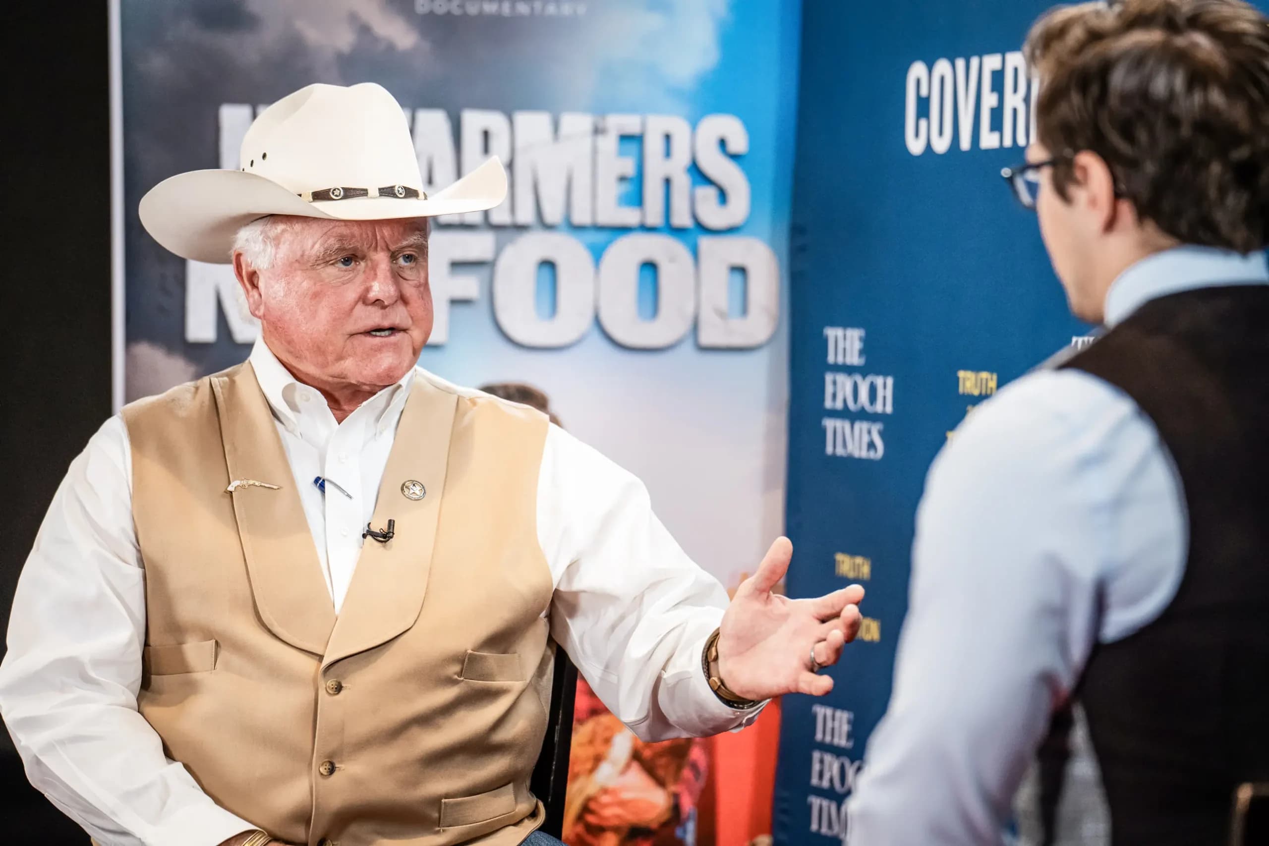 Sid Miller (izquierda), comisionado del Departamento de Agricultura de Texas, habla con Roman Balmakov, presentador y director de «Facts Matter», en el estreno mundial del documental original de The Epoch Times «No Farmers No Food: Will You Eat The Bugs?» (Sin agricultores no hay comida: ¿comerás insectos?) en Irving, Texas, el 22 de septiembre de 2023. Samira Bouaou/The Epoch Times