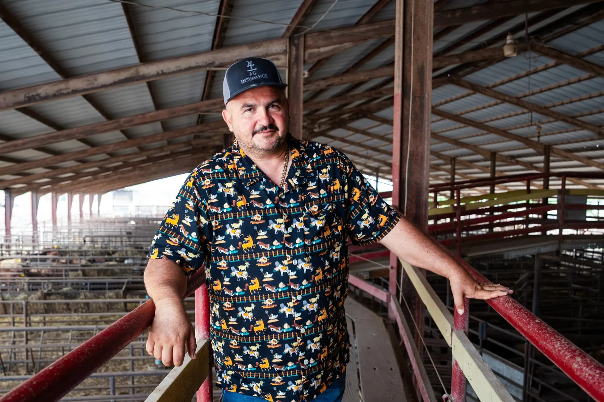 Lalo Garza, propietario de Triple G Livestock Auction, en Río Grande City, Texas, el 10 de octubre de 2025. Garza calificó de «falsos» los informes sobre parásitos a 70 millas de distancia, diciendo que se trataba de un traslado de ganado desde Veracruz, y no de un caso local transmitido por moscas. Samira Bouaou/The Epoch Times