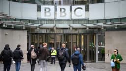 Trump demanda a la BBC por USD 10,000 millones por ediciones engañosas sobre el 6 de enero