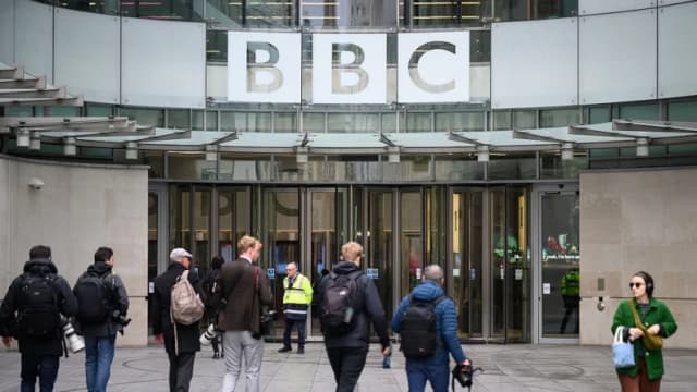 Trump demanda a la BBC por USD 10,000 millones por ediciones engañosas sobre el 6 de enero