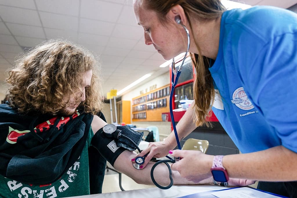 Un paciente se somete a un control de presión arterial en una clínica dental y médica móvil de Remote Area Medical (RAM) en la escuela secundaria Terre Haute South High School en 2025. (Spencer Platt/Getty Images)